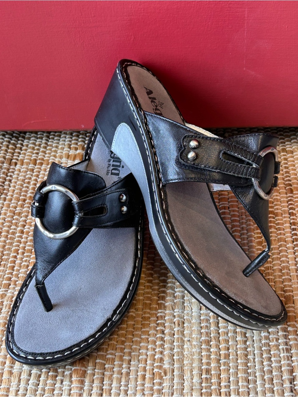 ALLEGRIA S40 ‘LOLA’ Black Leather Ring-Thong Sandals-metallic silver-look NEW